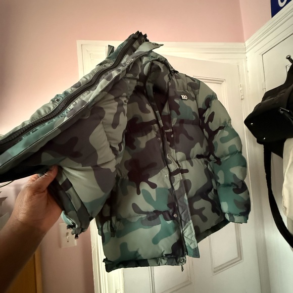 Nineteen Twenty Camouflage Puffer Coat - Picture 8 of 10